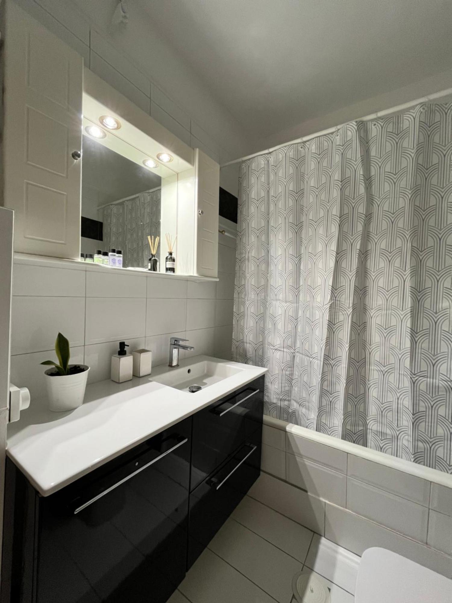 Quiet Apartment With Garden View In Kolonaki Athén Kültér fotó