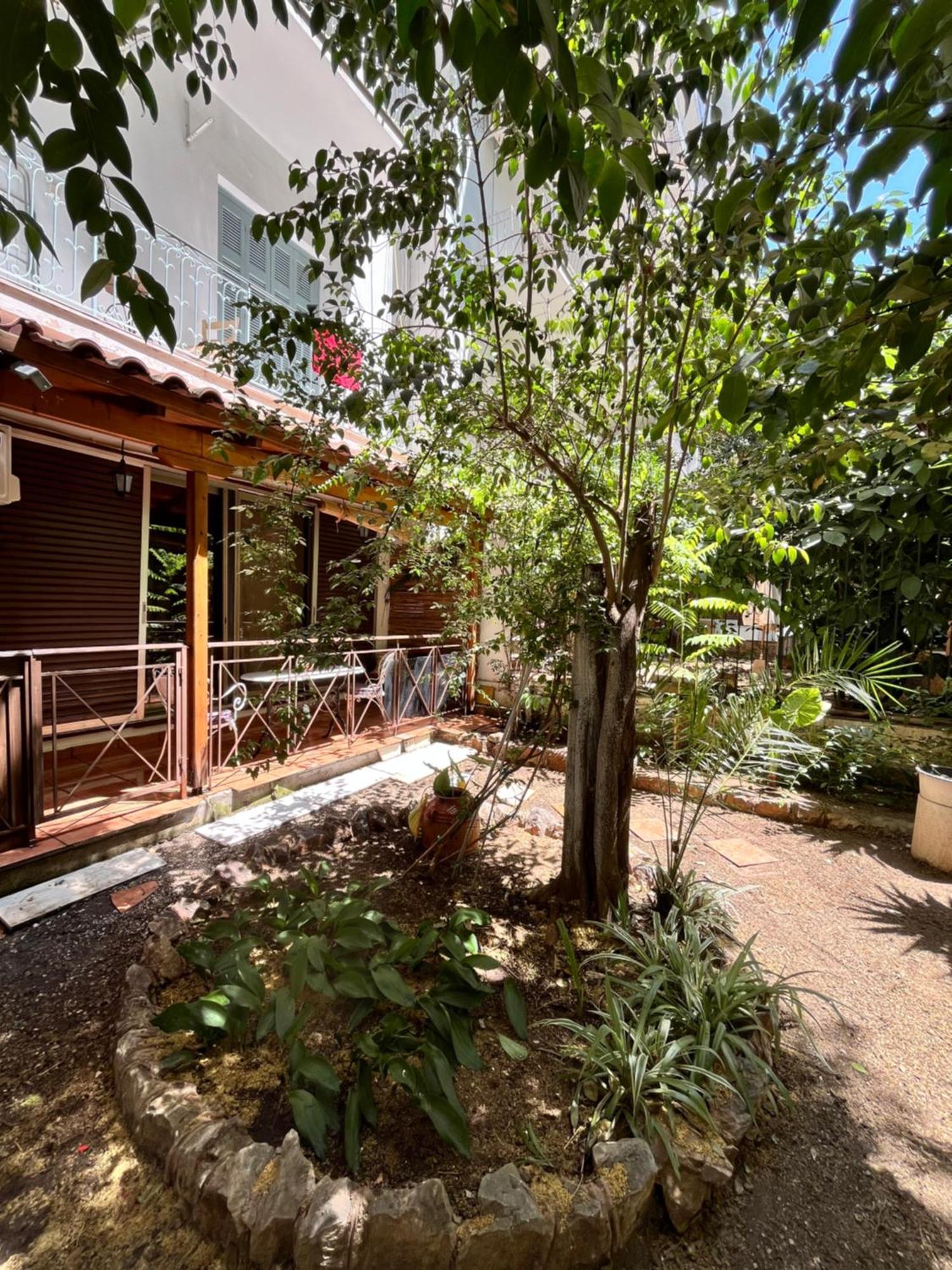 Quiet Apartment With Garden View In Kolonaki Athén Kültér fotó